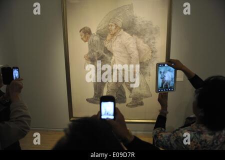 Peking, China. 7. Mai 2014. Besucher fotografieren ein Malerarbeiten während der Ausstellung der zeitgenössischen chinesischen Tuschemalerei und Bildhauerei an der National Art Museum of China in Peking, Hauptstadt von China, 7. Mai 2014. © Lu Peng/Xinhua/Alamy Live-Nachrichten Stockfoto