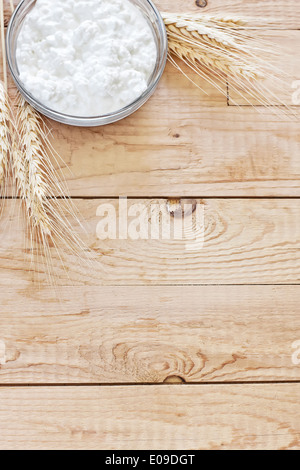 Hüttenkäse mit Weizenkörnern. Kopieren Sie Weltraum Hintergrund. Stockfoto