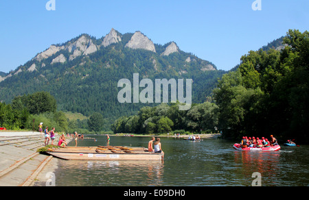 Fluss Dunajec im Pieniny-Gebirge mit drei Kronen montieren Hintergrund, Polen Stockfoto