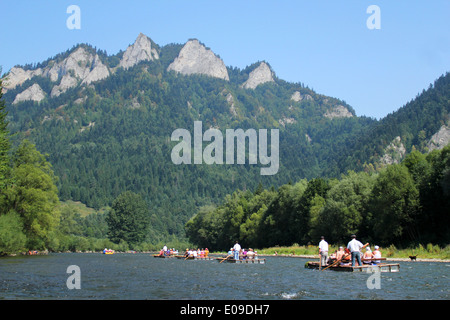 Fluss Dunajec im Pieniny-Gebirge mit drei Kronen montieren Hintergrund, Polen Stockfoto