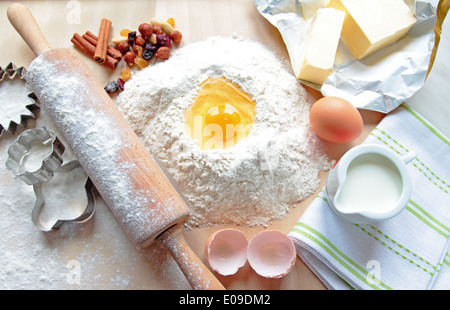 Backen Kuchen mit Utensilien und Zutaten Stockfoto