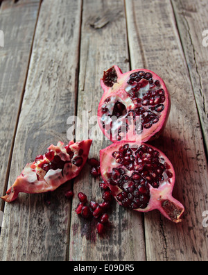 Reife Granatapfel-Frucht auf dem Holztisch Stockfoto