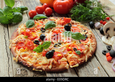 Pizza mit Schinken und Oliven Stockfoto