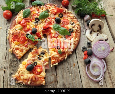 Pizza mit Schinken frischen Tomaten Oliven und Zwiebeln Stockfoto