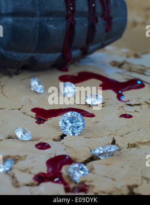 Diamanten und Blut am Boden mit Handgranate im Hintergrund Stockfoto