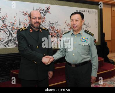 Peking, China. 7. Mai 2014. Stellvertretender Vorsitzender der China Central Military Commission Fan Changlong (R) trifft mit iranische Minister für Verteidigung und Streitkräfte Logistik Hossein Dehqan in Peking, Hauptstadt von China, 7. Mai 2014. © Rao Aimin/Xinhua/Alamy Live-Nachrichten Stockfoto