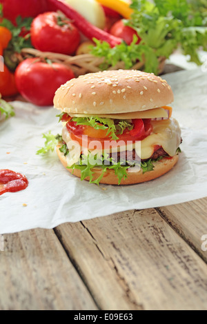 Nahaufnahme von hausgemachten Hamburger mit frischem Gemüse Stockfoto