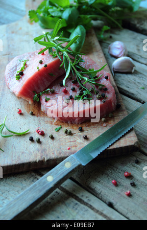 Rindersteak mit frischen Kräutern und Gewürzen Stockfoto