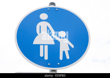 Fußgängerüberweg Zeichen auf weißem Hintergrund Stockfoto