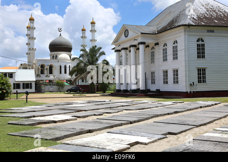 -Islamische Moschee (links) und jüdische Synagoge stehen nebeneinander in Paramaribo, der Hauptstadt von Suriname, Lateinamerika Stockfoto