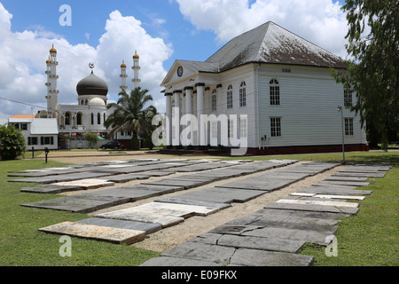 Islamische Moschee (links) und jüdische Synagoge stehen nebeneinander in Paramaribo, der Hauptstadt von Suriname, Lateinamerika Stockfoto