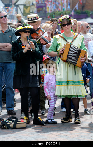Festival, Rochester, Kent, 5. Mai 2014 fegt. Traditionelles fest, im Jahr 1981 wiederbelebt. Musiker und Kinder Stockfoto
