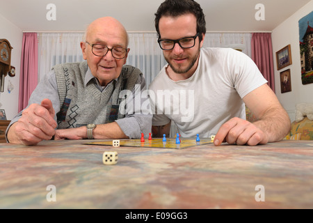 Großvater und Enkel Ludo zu Hause zusammen zu spielen Stockfoto