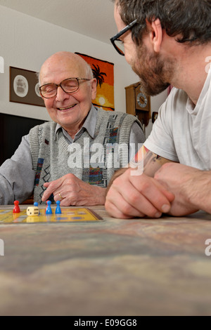Großvater und Enkel Ludo zu Hause zusammen zu spielen Stockfoto