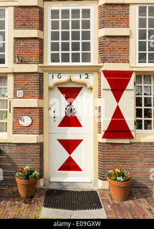 STADSTIMMERWERF HAUS MIT ROTEN UND WEIßEN FENSTERLÄDEN AUS DEM JAHRE 1612 AUF DEM KORT GALGEWATER KANAL IN LEIDEN, HOLLAND Stockfoto