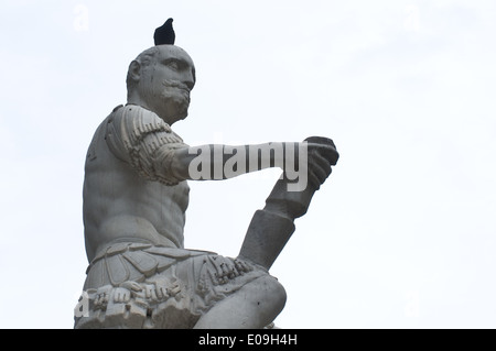 Eine Taube ruht auf dem Kopf der Skulptur von Lodovico de Medici, auch bekannt als Giovanni Dalle Bande Nere, eine italienische condottiero Stockfoto