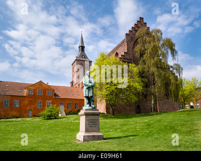 Skulptur Statue von Hans Christian Andersen vor Sct Knud Kathedrale, Odense, Dänemark Stockfoto