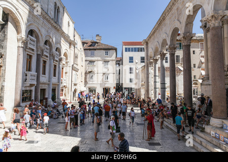 Touristen am Eingang des Diokletianpalastes in dem historischen Komplex von Split, Kroatien. Stockfoto