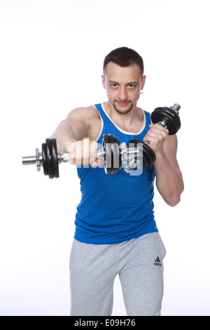 Muskulöser Mann Workout mit Hanteln auf weißem Hintergrund Stockfoto