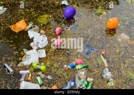 TRÜMMER FLASCHEN DOSEN BALLONS UND ANDEREN WURF SCHWEBEND IN EINEM KANAL IN DELFT HOLLAND Stockfoto