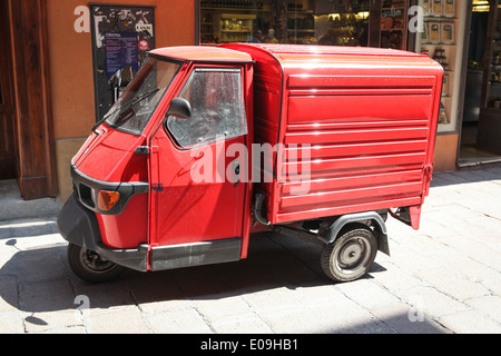 Piaggio Ape-Fahrzeug auf der Straße in Bologna, Italien Stockfoto