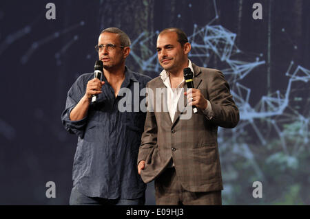 "Yes Men" Aktivisten, Jacques Servin (aka Andy Bichlbaum) und Igor Vamos (aka Michael "Mike" Bonanno) bei der Eröffnung des Media Convention Re: Publica in Berlin, Deutschland. Am 6. Mai 2014. / picture Alliance Stockfoto