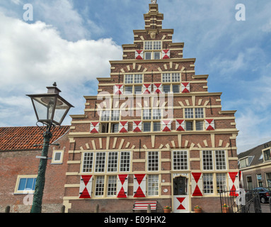 ALTES HAUS STADSTIMMERWERF MIT ROTEN UND WEIßEN FENSTERLÄDEN CA. 1612 AUF KORT GALGEWATER IN LEIDEN, HOLLAND Stockfoto