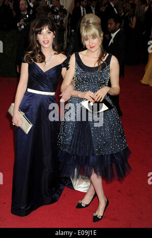 Zooey Deschanel und Tennessee Thomas besuchen die "Charles James: Beyond Fashion" Costume Institute Gala im Metropolitan Museum of Art am 5. Mai 2014 in New York City/Picture Alliance statt Stockfoto