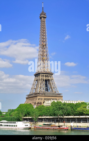 Eiffelturm in blauer Himmel Hintergrundansicht aus der Seine mit Binnenschiffen Stockfoto