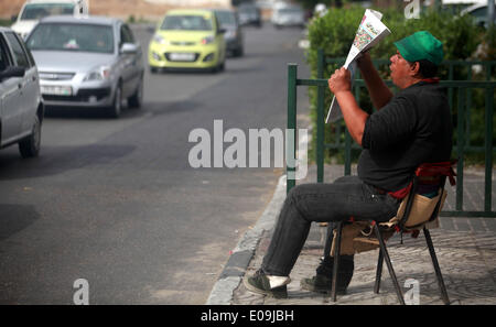 Gaza, Palästinensische Gebiete. 7. Mai 2014. Palästinensische Männer lesen der Zeitung Al-Quds in Gaza-Stadt, am 6. Mai 2014. Palästinensische Regierung im Gazastreifen erlaubt die Umverteilung von West Bank basierend Zeitung im Gaza-Streifen, sieben Jahre nachdem es verboten wurde, ein Hamas-Beamter sagte. Majdi Fathi/NurPhoto/ZUMAPRESS.com/Alamy © Live-Nachrichten Stockfoto