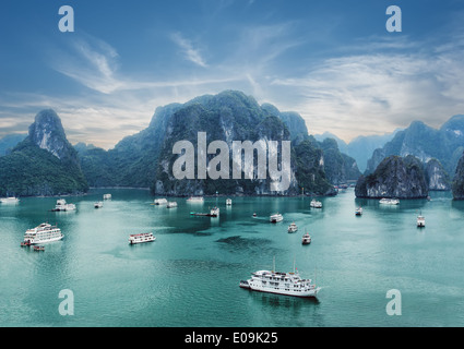 Touristischen Dschunken schwimmenden unter Kalkfelsen am frühen Morgen in Ha Long Bay South China Sea Vietnam Südostasien zwei Bilder Stockfoto