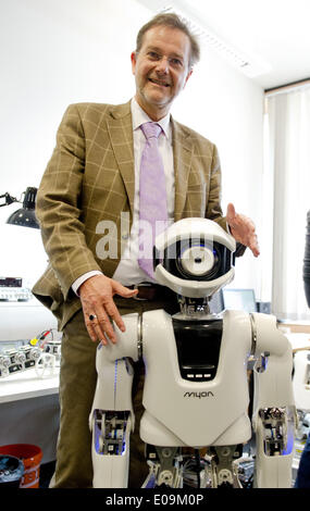 Berlin, Deutschland. 7. Mai 2014. Präsident der Humboldt-Universität Berlin, Jan-Hendrik Olbertz, posiert mit der humanoide Roboter "Myon", die am Institut für Informatik der Humboldt-Universität in Berlin, Deutschland, 7. Mai 2014 entwickelt wurde. Foto: CHRISTOPH SCHMIDT/Dpa/Alamy Live News Stockfoto