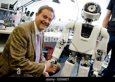 Berlin, Deutschland. 7. Mai 2014. Präsident der Humboldt-Universität Berlin, Jan-Hendrik Olbertz, schüttelt die Hand mit dem humanoiden Roboter "Myon", die am Institut für Informatik der Humboldt-Universität in Berlin, Deutschland, 7. Mai 2014 entwickelt wurde. Foto: CHRISTOPH SCHMIDT/Dpa/Alamy Live News Stockfoto