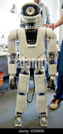 Berlin, Deutschland. 7. Mai 2014. Ansicht des humanoiden Roboters "Myon", die am Institut für Informatik der Humboldt-Universität in Berlin, Deutschland, 7. Mai 2014 entwickelt wurde. Foto: CHRISTOPH SCHMIDT/Dpa/Alamy Live News Stockfoto