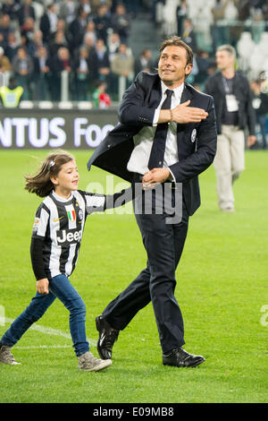 Antonio Conte (Juventus), 5. Mai 2014 - Fußball / Fußball: Juventus-Trainer Antonio Conte feiert Sieg ihrer Liga Titel (30. Scudetto) mit seiner Tochter nach dem italienischen "Serie A" Spiel zwischen Juventus Turin 1: 0 Atalanta im Juventus Stadium in Tu Stockfoto