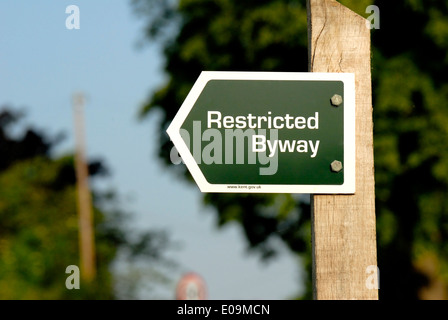 Eingeschränkte Byway anmelden Boughton Monchelsea Dorf, Kent, England. Stockfoto