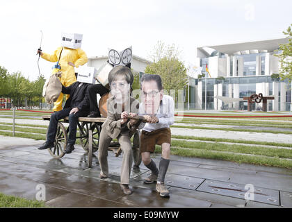 Berlin, Deutschland. 6. Mai 2014. Oxfam gemeinsam mit FIAN und INKOTA demonstrierten gegen die Entwicklungshilfe für die landwirtschaftlichen Unternehmen - "keine Entwicklungshilfe für landwirtschaftliche Unternehmen!" - vor dem Bundeskanzleramt in Berlin. Reynaldo Paganelli/NurPhoto/ZUMAPRESS.com/Alamy © Live-Nachrichten Stockfoto