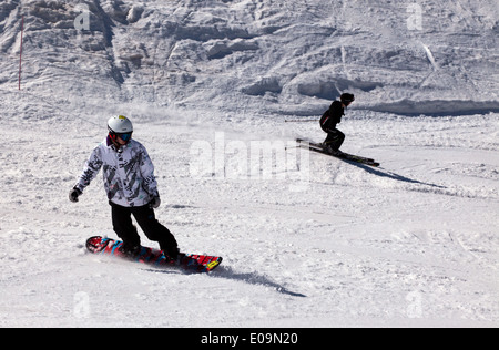 Snowboard-Fahrer und Skifahrer genießen die Sonne in das Skigebiet von Les Gets, Frankreich. Stockfoto
