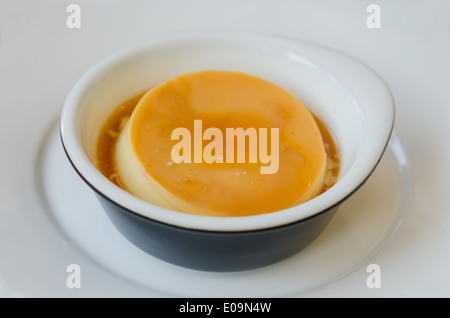 Creme Caramel, Creme Pudding Pudding in eine Schüssel geben Stockfoto