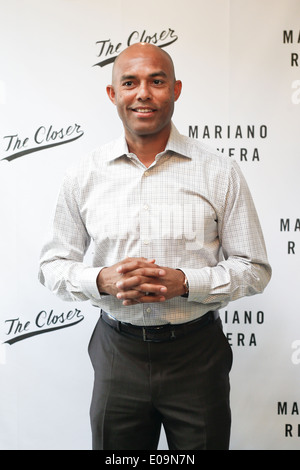 Ehemalige Baseball-Pitcher Mariano Rivera unterschreibt Exemplare seines Buches "The Closer: My Story" bei Buch Revue am 6. Mai 2014. Stockfoto