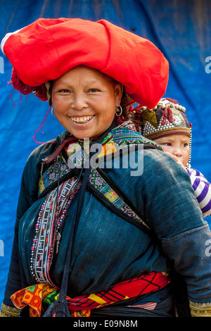 Frau und Kind aus der roten Dao Minderheit Menschen, Sa Pa, Provinz Lao Cai, Vietnam Stockfoto