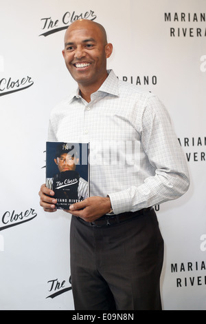 Ehemalige Baseball-Pitcher Mariano Rivera unterschreibt Exemplare seines Buches "The Closer: My Story" bei Buch Revue am 6. Mai 2014. Stockfoto