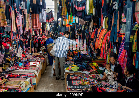 Leute aus dem Stamm der Black Hmong Hill auf dem Markt In Sa Pa, Provinz Lao Cai, Vietnam Stockfoto