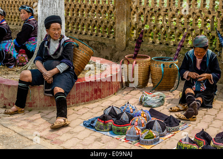 Leute aus dem Stamm der Black Hmong Hill auf dem Markt In Sa Pa, Provinz Lao Cai, Vietnam Stockfoto