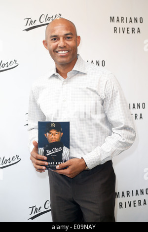 Ehemalige Baseball-Pitcher Mariano Rivera unterschreibt Exemplare seines Buches "The Closer: My Story" bei Buch Revue am 6. Mai 2014. Stockfoto