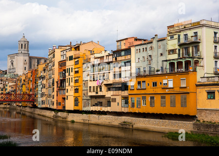 Farbenfrohen Gebäuden entlang des Flusses Onyar, in Girona, Katalonien, Spanien Stockfoto