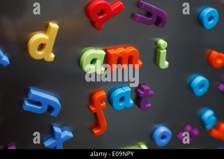 "bin ich Fett" in Kunststoff magnetische Buchstaben auf einer Kühlschranktür. Stockfoto