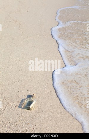 Eine Flaschenpost am Strand Stockfoto