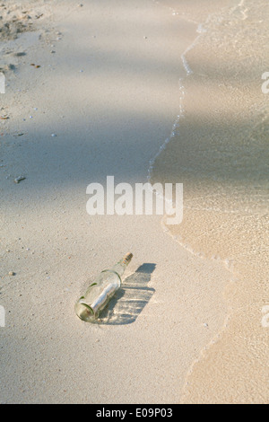 Eine Flaschenpost am Strand Stockfoto