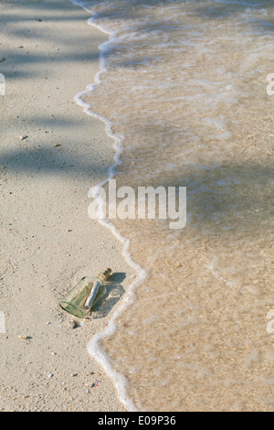 Eine Flaschenpost am Strand Stockfoto